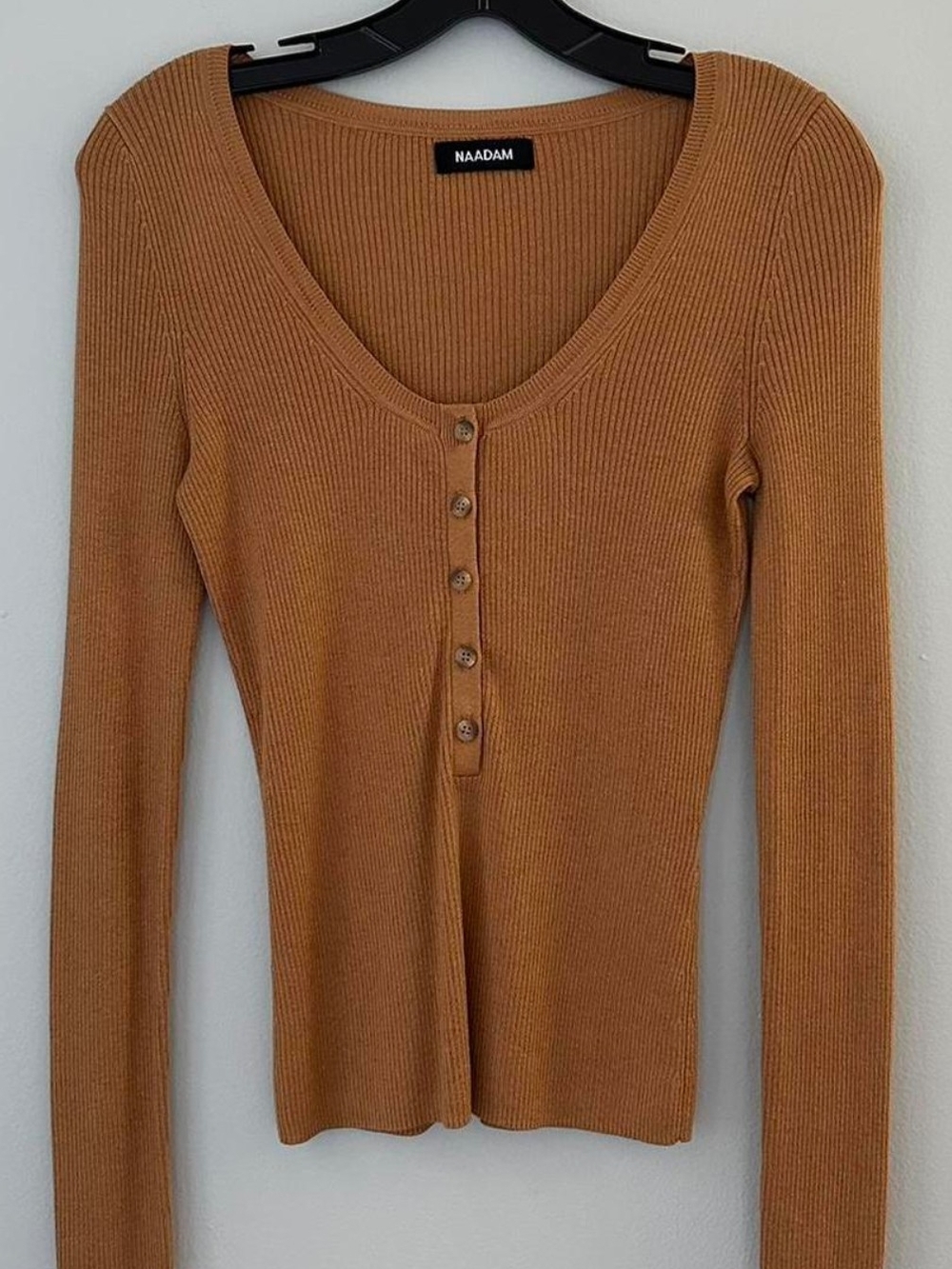 NAADAM Camel Ribbed Cashmere Silk Long-Sleeve Henley Top